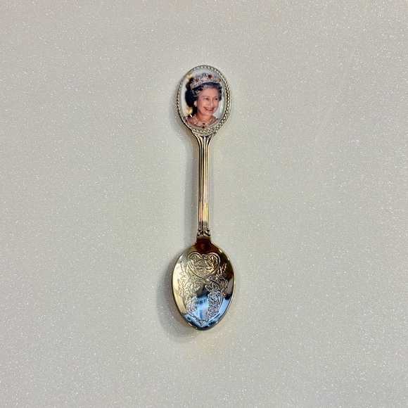 Vintage Queen Elizabeth Silver Plated Souvenir Spoon - Picture 1 of 1